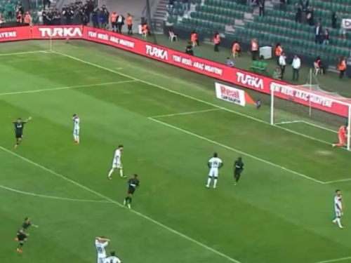 NEVIĐENA BRUKA: Pogledajte kakav je gol primio golman u Turskoj (VIDEO)