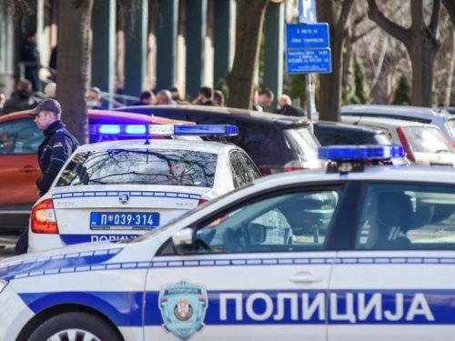 JEZIV ZLOČIN U SUSJEDSTVU: Porodični sukob pretvorio se u pokušaj ubistva - upali u kuću s motkama, pa Audijem prešli preko dede