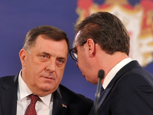 DA LI SRBIJA VIDI KAKAV JE DODIK?: Policija, provokacije, napadi i zapaljeni transparent...