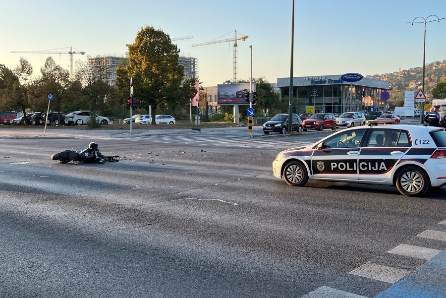 'SB' PATROLA; SUDAR U SARAJEVSKOM NASELJU: Kombi udario motociklistu, saobraćaj usporen...(FOTO)