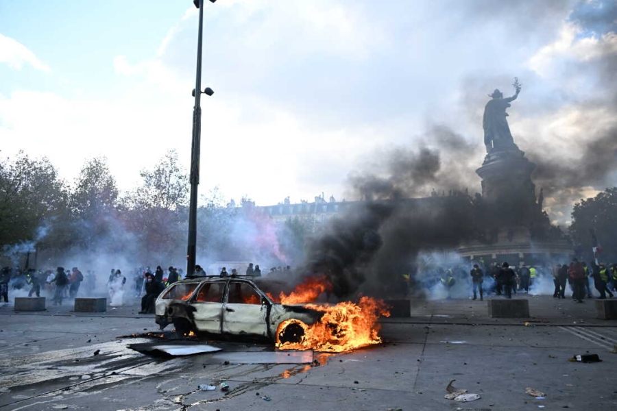 BIZARAN INCIDENT TOKOM PROTESTA U FRANCUSKOJ: Pljačkaš u Parizu ukrao vrijedan predmet Lionela Messija (FOTO)