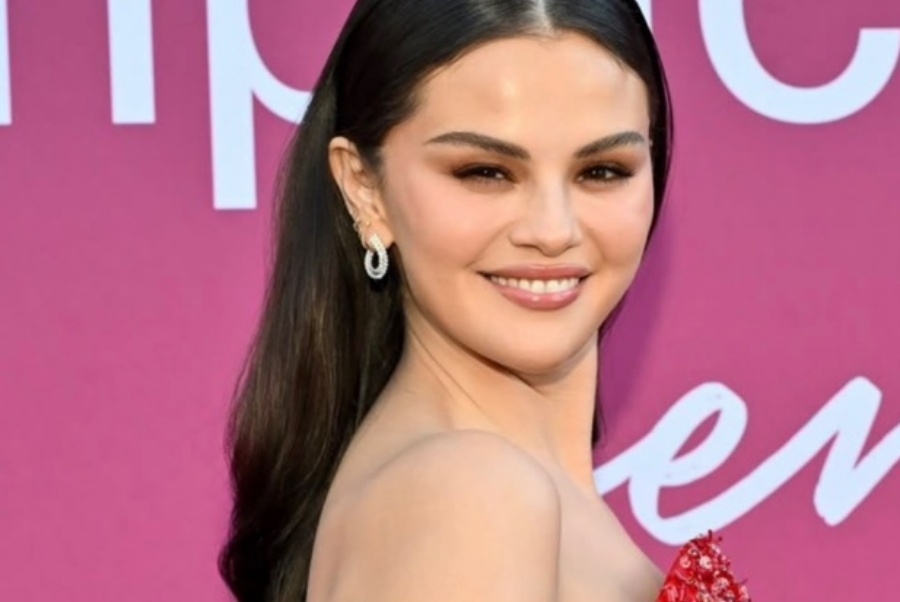 HOLIVUDSKI GLAMUR U PUNOM SJAJU: Selena Gomez u crvenoj kreaciji koja ističe svaku liniju! (FOTO)