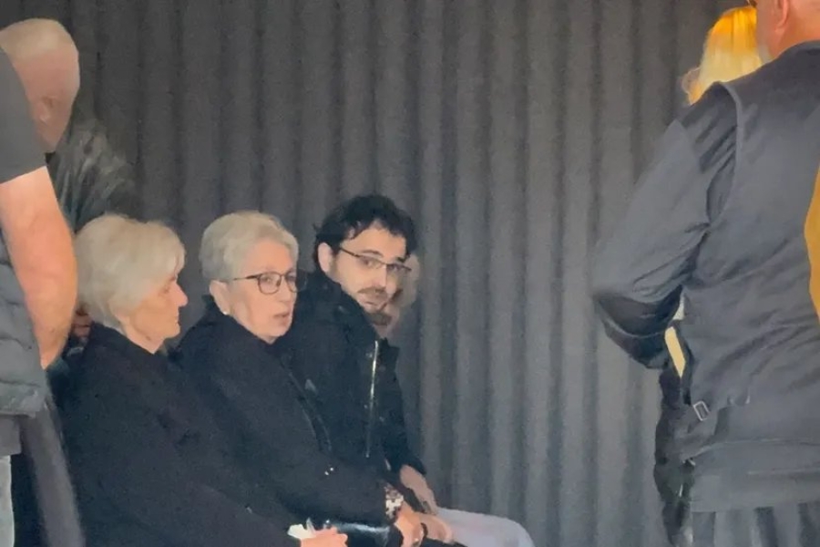 GORAN BARE JE OSTAVIO SINA OD 5 GODINA: On je danas došao na pogreb svog oca, sa posebnom porukom na vijencu
