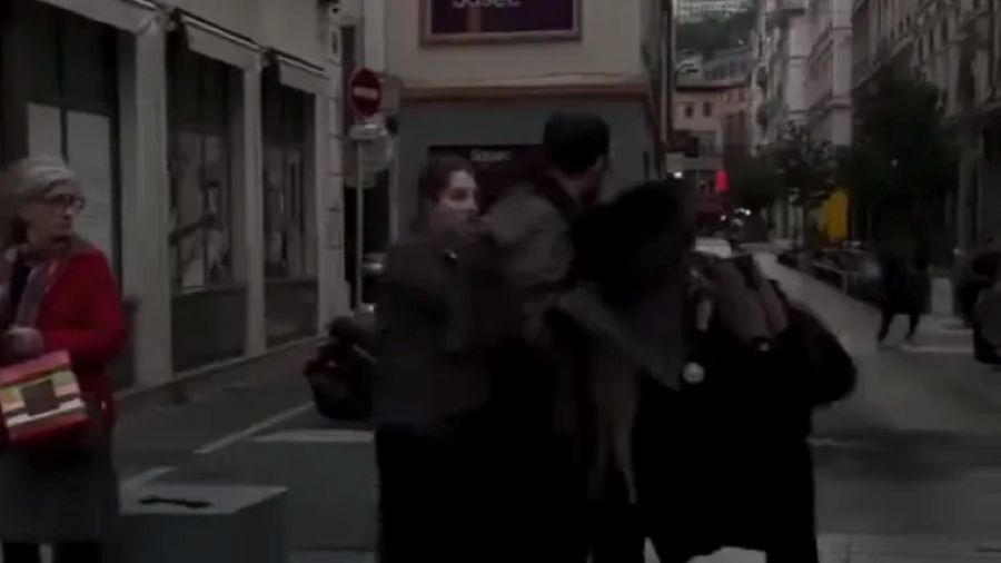 VIRALNA SNIMKA SA PROSVJEDA U FRANCUSKOJ: Žena napravila nešto sramotno, a pogledajte reakciju muža
