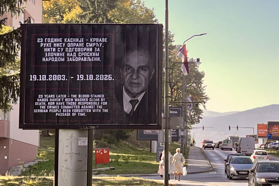 SRAMOTAN BILBORD: Uvredljive poruke upućene Aliji Izetbegoviću na ulazu u Lukavicu (FOTO)