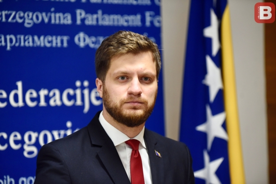 'SUPRUGA I JA MJESEČNO IMAMO 8.000 KM': Oglasio se načelnik Čengić i otkrio odakle mu novac za luksuzna putovanja po svijetu