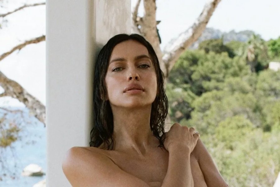 IRINA SHAYK SKINULA BRUS, PA OSTALA SAMO U KOŽNIM PANTALONAMA: Fotografija instant srušila Instagram