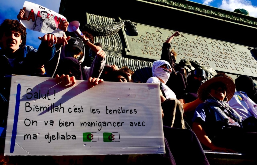 PORUKA SA SNAPCHATA POSTALA NESLUŽBENI SLOGAN PROTESTA U FRANCUSKOJ: Šta znači 'Bismillah, c'est les ténèbres'