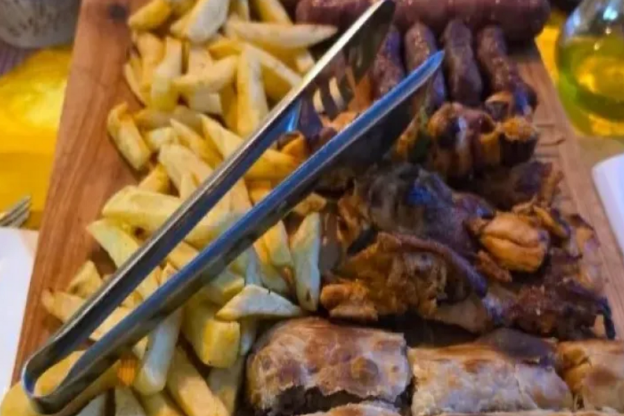 ĆEVAPI I BUREK USRED AFRIKE: Edo i Stanislav otvorili restoran, a Kenijci lude za ovim specijalitetom