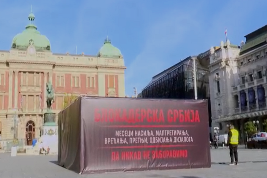 KAMPANJA SE ZAOŠTRAVA: U Beogradu osvanula 'crna kutija', na njoj piše 'Da nikad ne zaboravimo!'