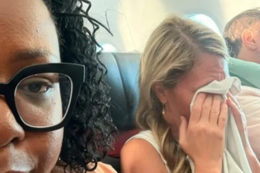 PLAKALA TRI SATA U AVIONU ZBOG MUŽA: Kad je otkriveno gdje je sjedio, uslijedili su urnebesni komentari (VIDEO)