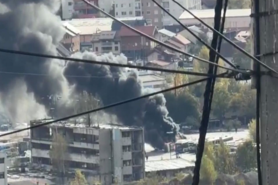 GORI U SARAJEVU: Zapalio se autobus na Stupu, gust crni dim nadvio se nad gradom