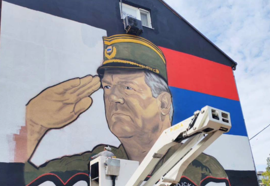 VELIČANJE RATNOG ZLOČINCA: Osvanuo mural zločincu Mladiću, kupljeni mladići poručili da je za njih heroj!