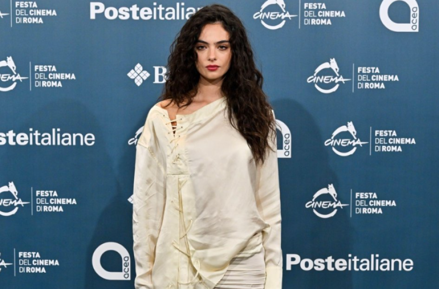 NE TREBA JOJ GLAMUROZNA HALJINA: Kći Monice Bellucci u Rimu je pokazala svoj prepoznatljiv stil