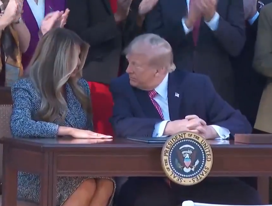 'KOLIKO SU JOJ PLATILI DA SE POJAVI': Ljudi analiziraju svaki pokret Trumpa i Melanije na snimku koji je postao viralan