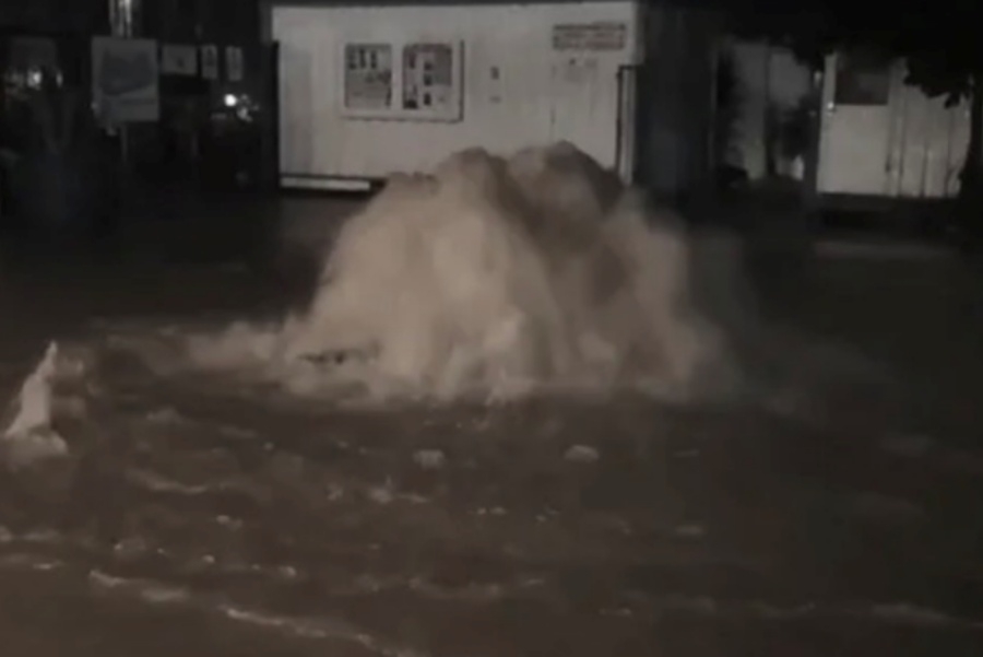 DRAMATIČNE SCENE U DALMACIJI: Potop na ulicama Splita, automobili se jedva probijaju kroz vodu, palo gotovo...(VIDEO)