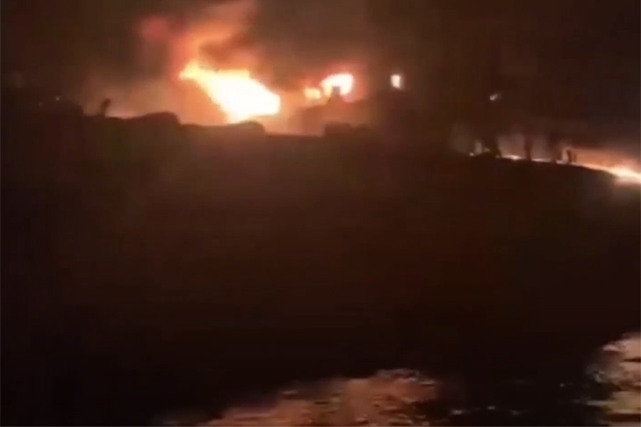 ZASTRAŠUJUĆE SNIMKE IZ HORMUŠKOG TJESNACA: Supertanker eksplodirao i zapalio se nakon udara u pomorsku minu, oglasila se IRGC...