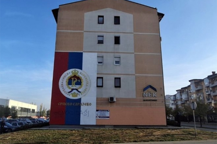 POLICIJA NA NOGAMA: U Istočnom Sarajevu na srpskoj zastavi osvanuo natpis...