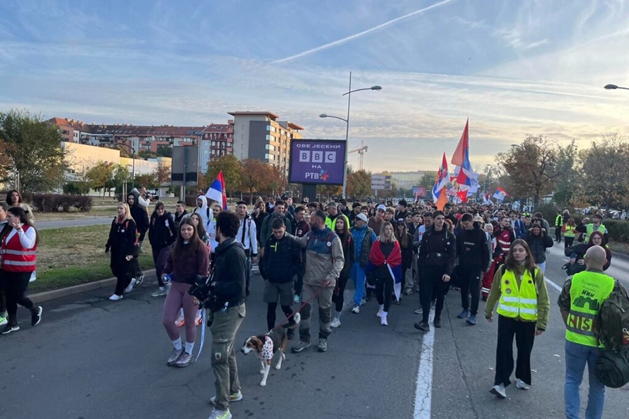 PUT U POBJEDU: Kolona studenata krenula pješice na završni skup u Beogradu, pratili ih poljoprivrednici...
