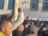 NAPETO U LAZAREVCU: Građani opkolili prostorije SNS, tvrde da se u njima nalaze naoružani muškarci (VIDEO)
