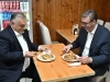 PONOVO SE ŠIRI LEGENDARNI SNIMAK VUČIĆA I ORBANA IZ VOZA: Sada video ima novo značenje