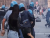 TOTALNA ESKALACIJA NASILJA U EVROPI: Vojska izašla na italijanske ulice, u Francuskoj demonstranti podižu barikade i napadaju policiju (VIDEO)