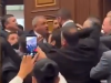 TOTALNI HAOS U PARLAMENTU: Masovna tuča poslanika prekinula sjednicun letjele i flaše! (VIDEO)