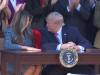 'KOLIKO SU JOJ PLATILI DA SE POJAVI': Ljudi analiziraju svaki pokret Trumpa i Melanije na snimku koji je postao viralan