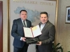 GEST KOJI PRIVLAČI PAŽNJU: Ministar Željko Budimir poklonio Nenadu Stevandiću pištolj 'Glock 19'!
