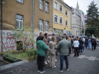 VELIKE GUŽVE ISPRED AMBASADE SRBIJE U SARAJEVU: Građani čekaju u redovima kako bi glasali na vanrednim izborima (FOTO)