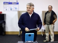 NA BIRALIŠTU NAIŠAO NA GUŽVU: Željko Komšić obavio građansku dužnost (FOTO)