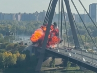 RUSI PONOVO DRONOM POGODILI MOST U KIJEVU: Preko njega u tom trenutku prolazili automobili (VIDEO)