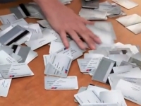 TOTALNO RASULO U VUČIĆEVOM SNS-u: Više od 300 ljudi vratilo članske karte i napustilo stranku u velikom gradu (VIDEO)
