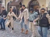ZASVIRALO UŽIČKO KOLO ISPRED AMBASADE SRBIJE U LJUBLJANI: Birači zapjevali i zaigrali dok su čekali na glasanje (VIDEO)