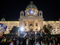 NAKON DVIJE GODINE PROTESTA: Pogledajte kako se u glavom gradu Srbije do kasno u noć slavila pobjeda studenata - baklje, zagrljaji, Vučićeve slike na podu (FOTO/VIDEO)