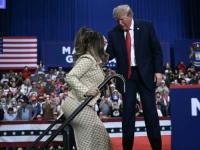TRUMP POZVAO ZVIJEZDU NA BINU, PA JOJ KOMENTARISAO STRAŽNJICU: 'Prelijepa, teško je ne primijetiti'