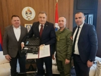 DOBIO ZAHVALNICU I PLAKETU: Dodik se pohvalio pištoljem koji mu je poklonio ministar Budimir