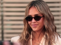BEŽ NIKAD NIJE IZGLEDALA OVAKO DOBRO: Jessica Alba pokazala moć kroja i pravih proporcija (FOTO)