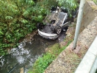 TEŽAK UDES U BH. GRADU: Automobil udario u stub i završio na krovu u kanalu (FOTO)