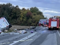 TRAGEDIJA NA BH. CESTAMA: U sudaru kamiona i kombija poginuo mlađi muškarac, saobraćaj obustavljen... (VIDEO)