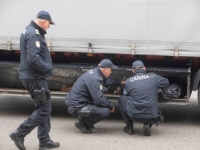 BIZARAN 'ULOV' NA HRVATSKOJ GRANICI: Carinici na GP Batina pretresli kamion iz Srbije, ostali zatečeni onim što su našli u paletarniku! (FOTO)