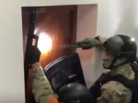 RAZBIJAJU I UPADAJU U STANOVE: Pogledajte kako Vučićev režim hapsi neistomišljenike (VIDEO)