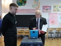 'SB' UŽIVO: Suad Arnautović glasao među prvima, pogledajte kako izgleda glasanje s novom izbornom tehnologijom...