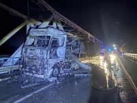 SAOBRAĆAJ OBUSTAVLJEN: Na mostu između BiH i Srbije izgorio kamion (FOTO)