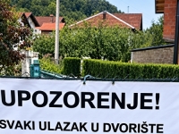HIT NA INTERNETU: Natpis u Dževadovom dvorištu uoči izbora u BiH širi se društvenim mrežama...