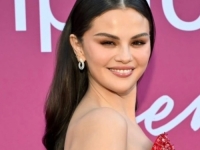 HOLIVUDSKI GLAMUR U PUNOM SJAJU: Selena Gomez u crvenoj kreaciji koja ističe svaku liniju! (FOTO)