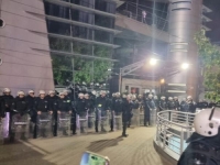 NAPETO ISPRED REŽIMSKE TELEVIZIJE: Građani uz pjesmu 'Izađi, mala' jajima gađaju zgradu televizije Pink (VIDEO)