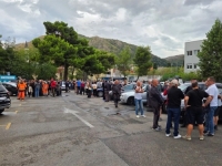 DRAMA ISPRED MOSTARKOG KOMUNALNOG: Otpušteni radnici jutros stigli pred kapiju preduzeća, traže povratak na radna mjesta...