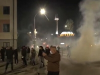 NEREDI U PRIŠTINI: Demonstranti gađali Skupštinu, policija uzvratila suzavcem (VIDEO)