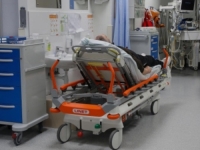 NASRNUO NA MEDICINSKU SESTRU, PA UDARAO TEHNIČARE: Teolog napravio haos na Hitnoj, morali ga savladavati do dolaska policije!